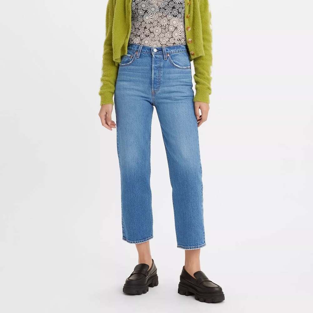Levi’s Ribcage Straight Ankle high-waisted medium-wash jeans. 💙